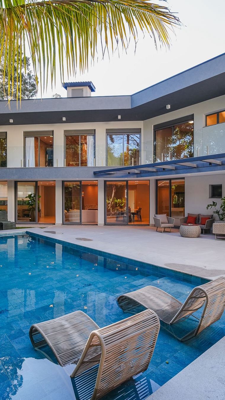 Casa de alto padrão com piscina em Alphaville